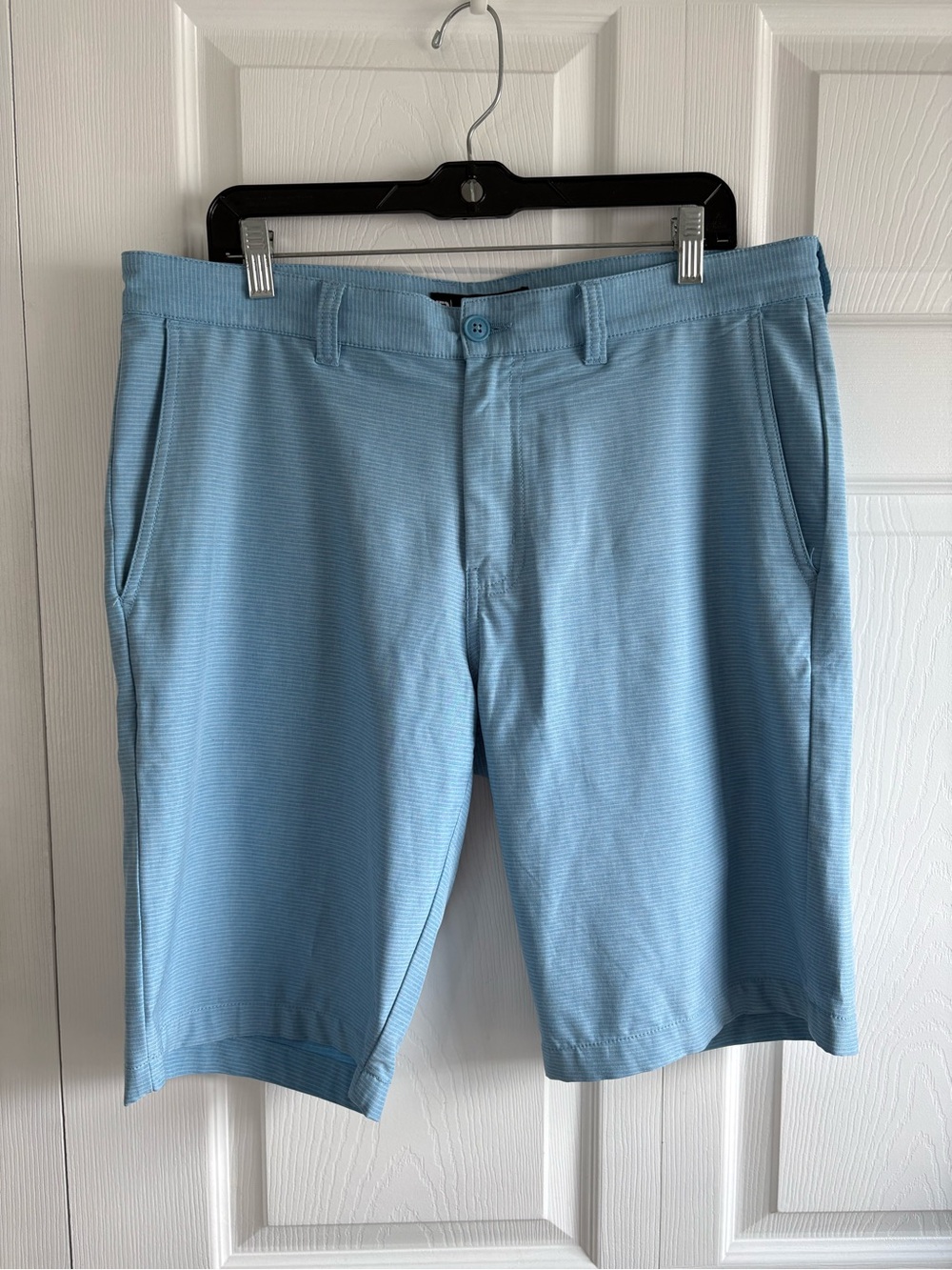 Travis Mathew Men's Golf Shorts Striped Flat Front Size 35 Blue White Athletic